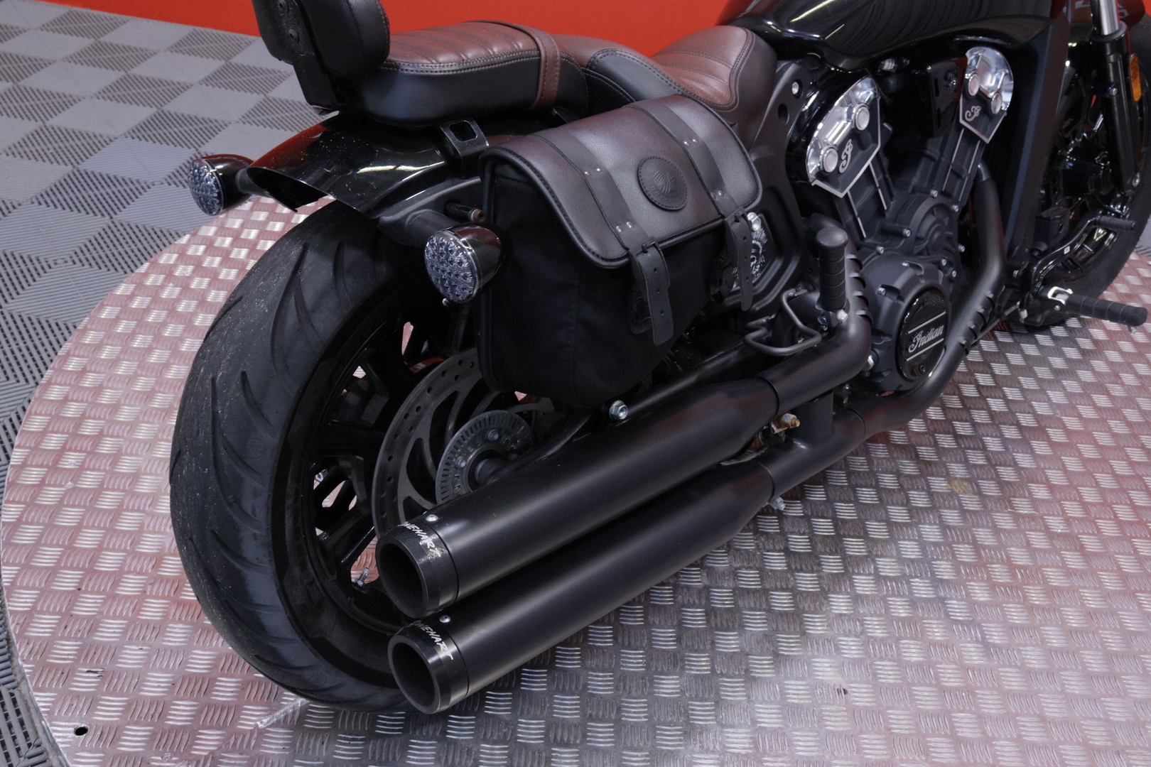 INDIAN - SCOUT - Bobber // Rinehart / Huoltokirja / Suomi-pyörä // - Moottoripyörä