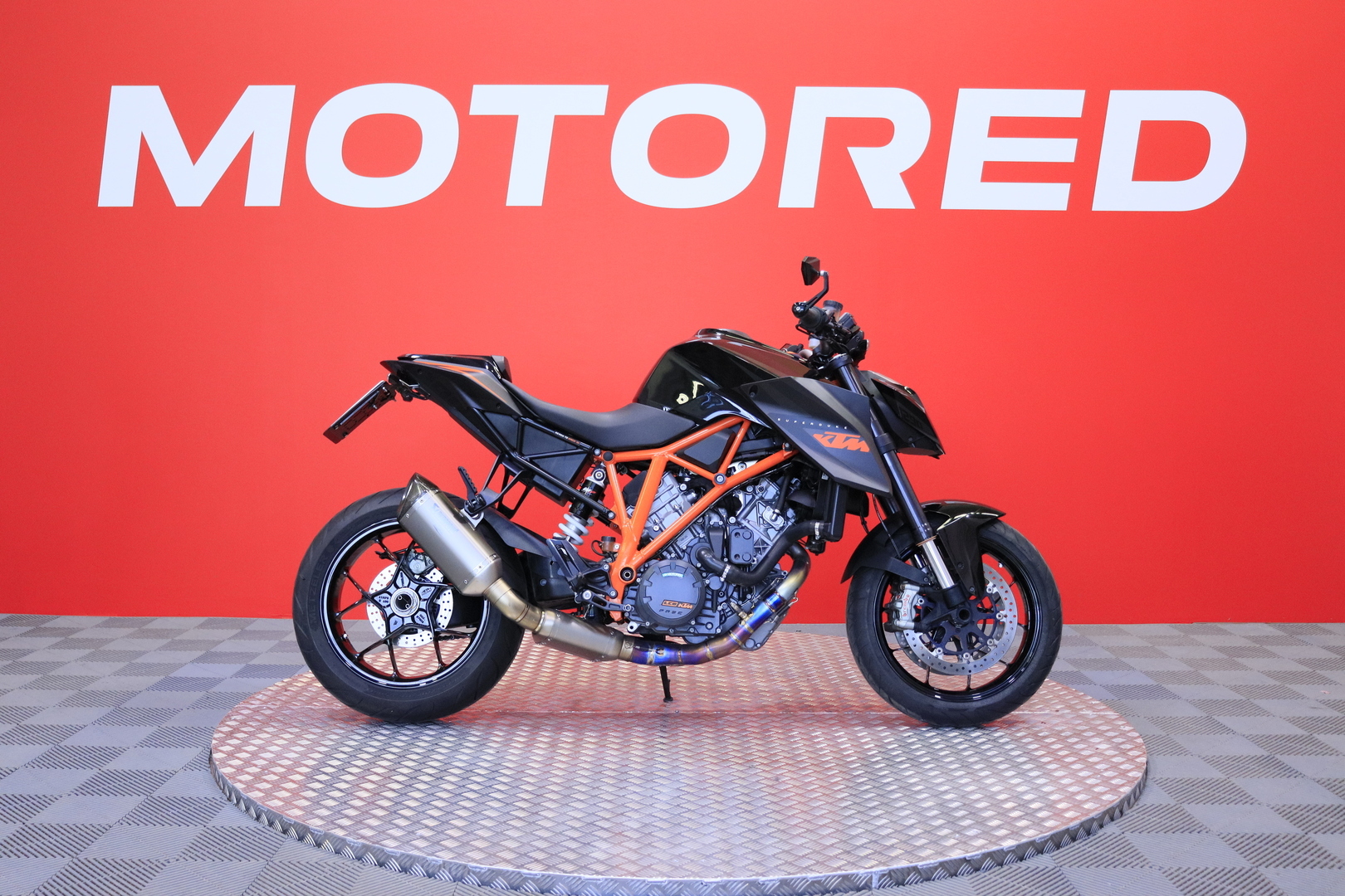 KTM - 1290 - Super Duke R // Vähän ajettu! / Huoltokirja / Akrapovic kokoputkisto / Ducktail / Ajomodet / ABS // - Moottoripyörä
