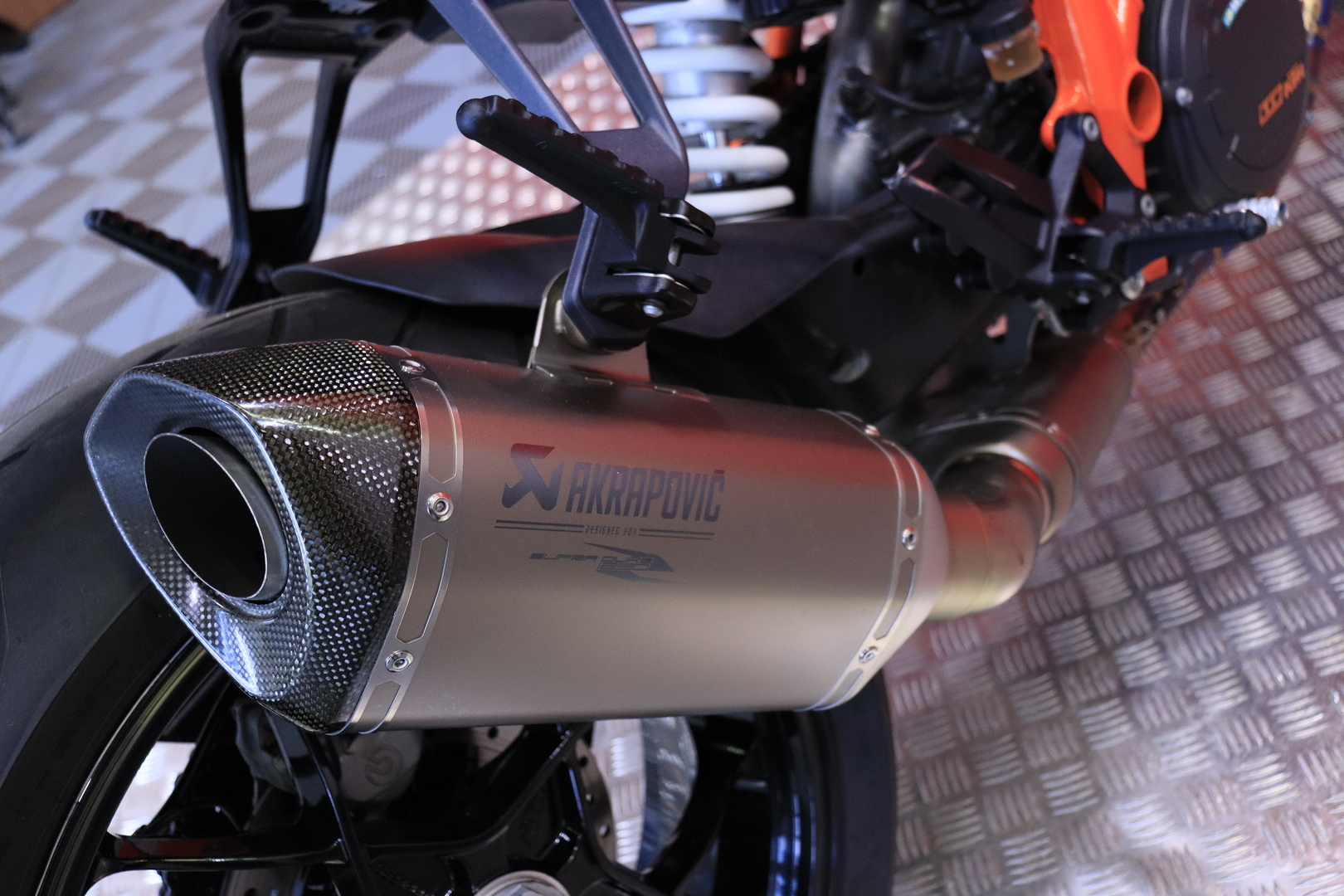 KTM - 1290 - Super Duke R // Vähän ajettu! / Huoltokirja / Akrapovic kokoputkisto / Ducktail / Ajomodet / ABS // - Moottoripyörä