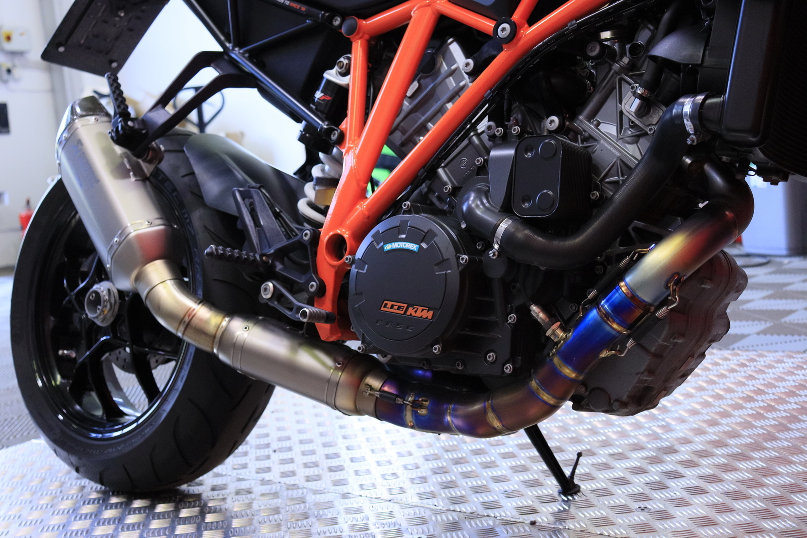 KTM - 1290 - Super Duke R // Vähän ajettu! / Huoltokirja / Akrapovic kokoputkisto / Ducktail / Ajomodet / ABS // - Moottoripyörä