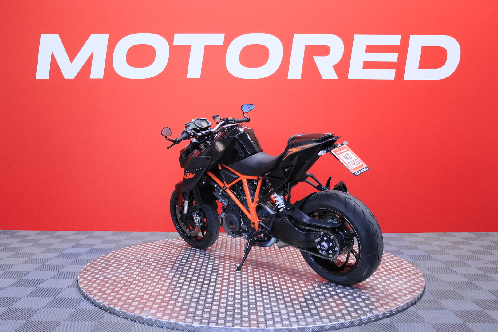 KTM - 1290 - Super Duke R // Vähän ajettu! / Huoltokirja / Akrapovic kokoputkisto / Ducktail / Ajomodet / ABS // - Moottoripyörä