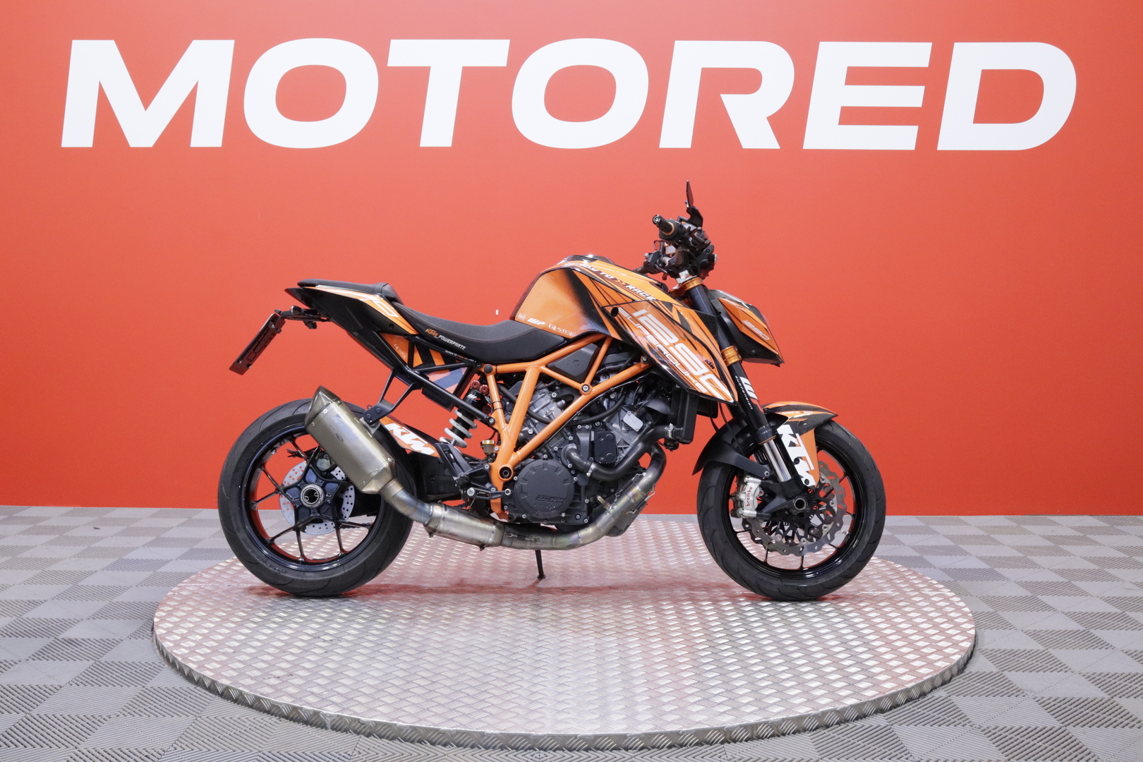KTM - 1290 - Super Duke R // Huoltokirja / Akrapovic / MTC / Ajomodet // - Moottoripyörä