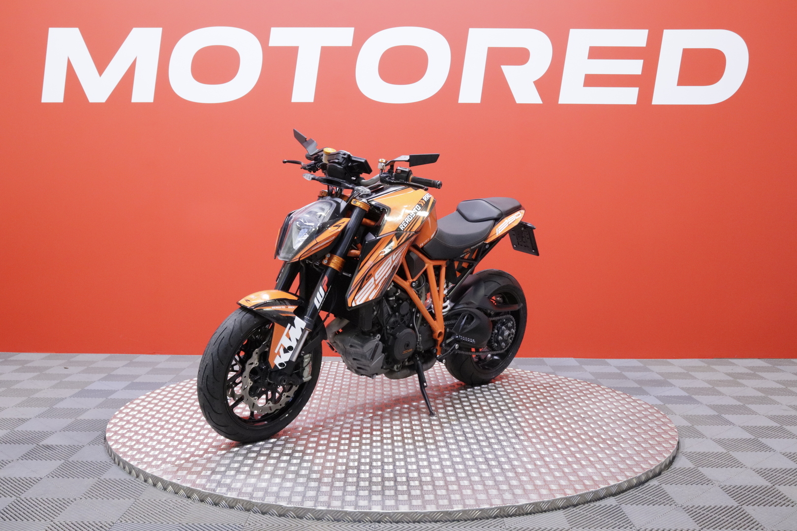 KTM - 1290 - Super Duke R // Huoltokirja / Akrapovic / MTC / Ajomodet // - Moottoripyörä