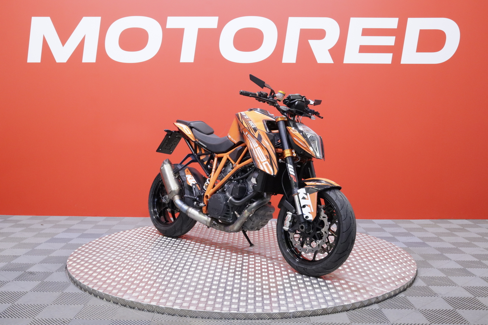 KTM - 1290 - Super Duke R // Huoltokirja / Akrapovic / MTC / Ajomodet // - Moottoripyörä
