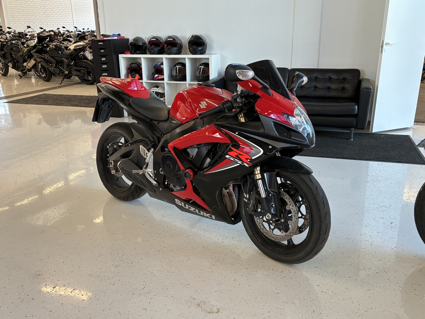 Suzuki - GSX-R - 600 // Juuri saapunut! / Suomi-pyörä / Ducktail / Vaihdenäyttö // - Moottoripyörä