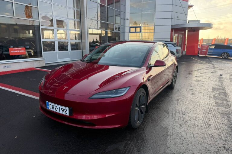 Tesla - Model 3 - Long Range - Sedan