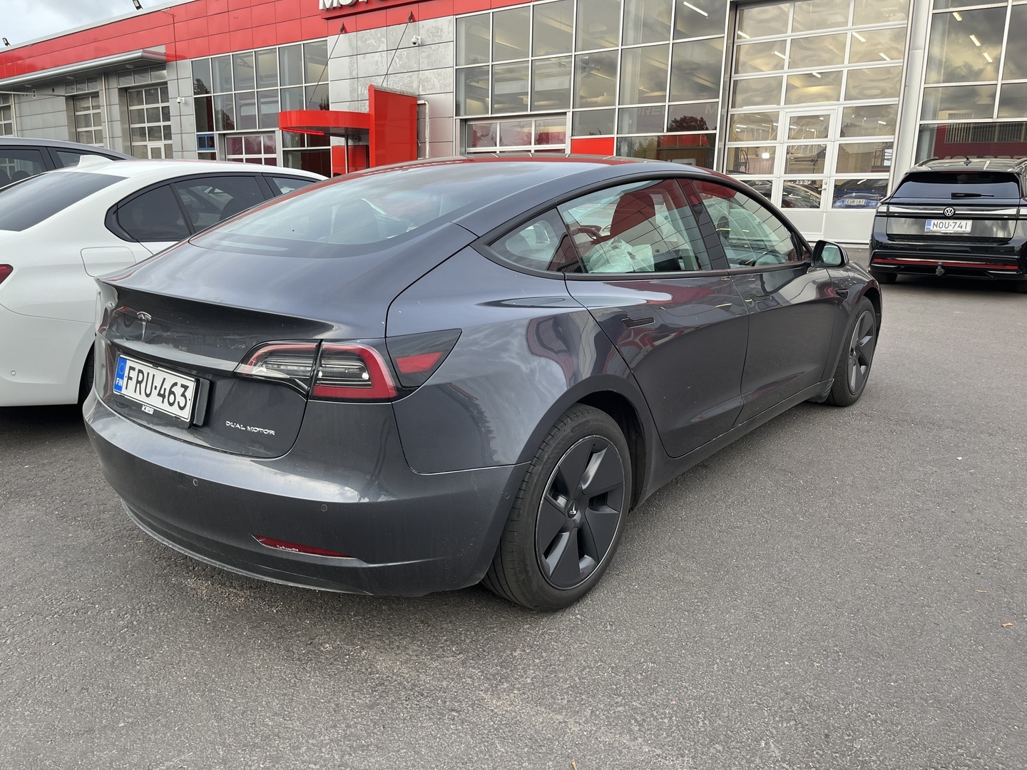 Tesla - Model 3 - Long Range - Sedan