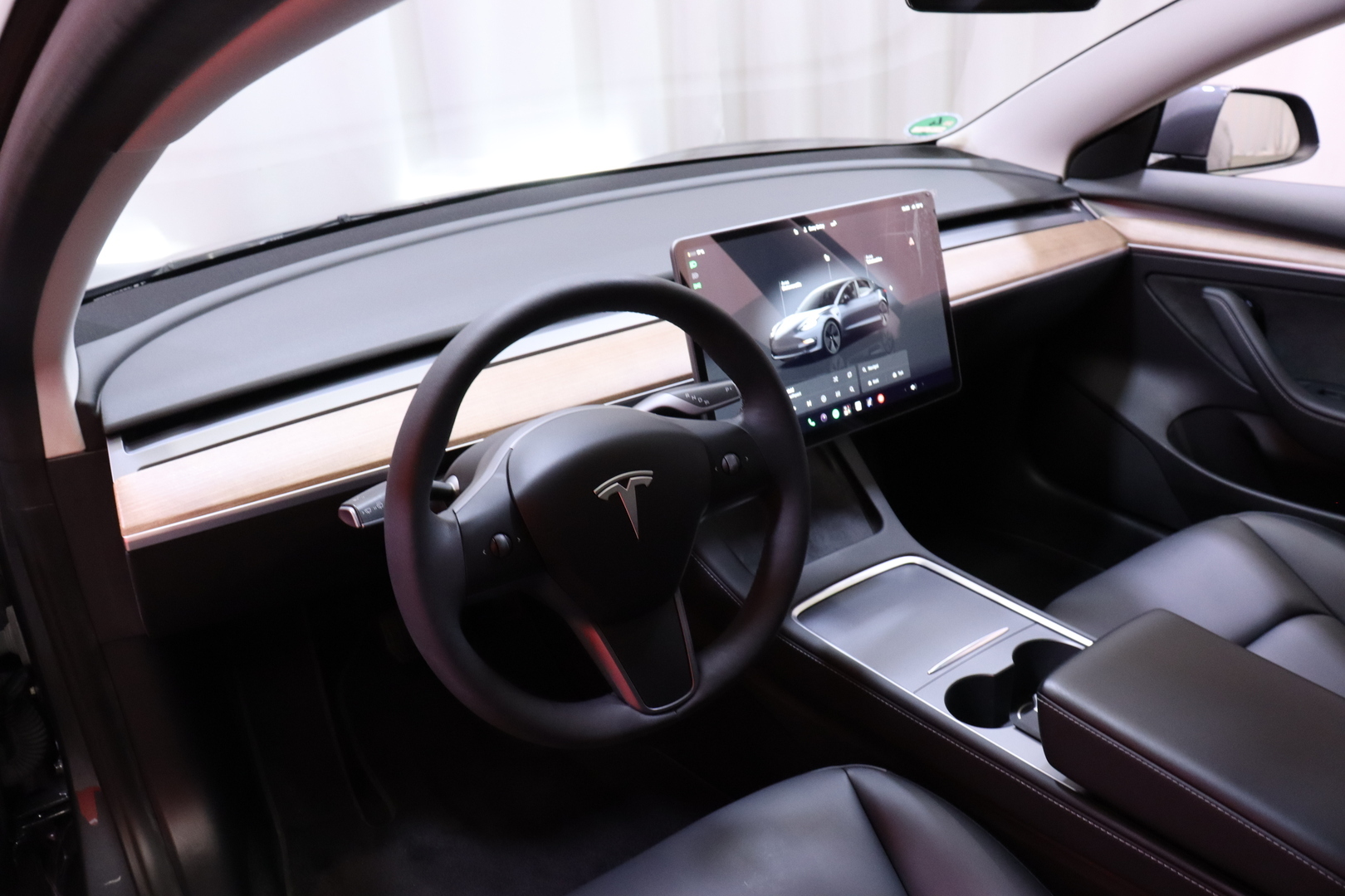 Tesla - Model 3 - Standard Range Plus - Sedan