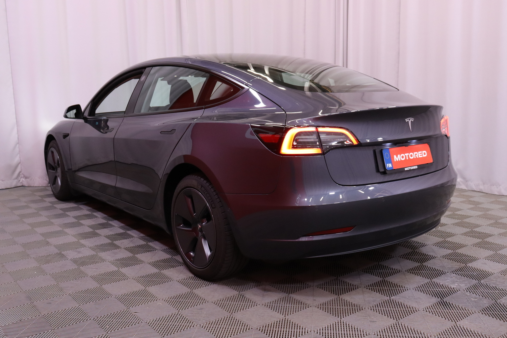 Tesla - Model 3 - Standard Range Plus - Sedan