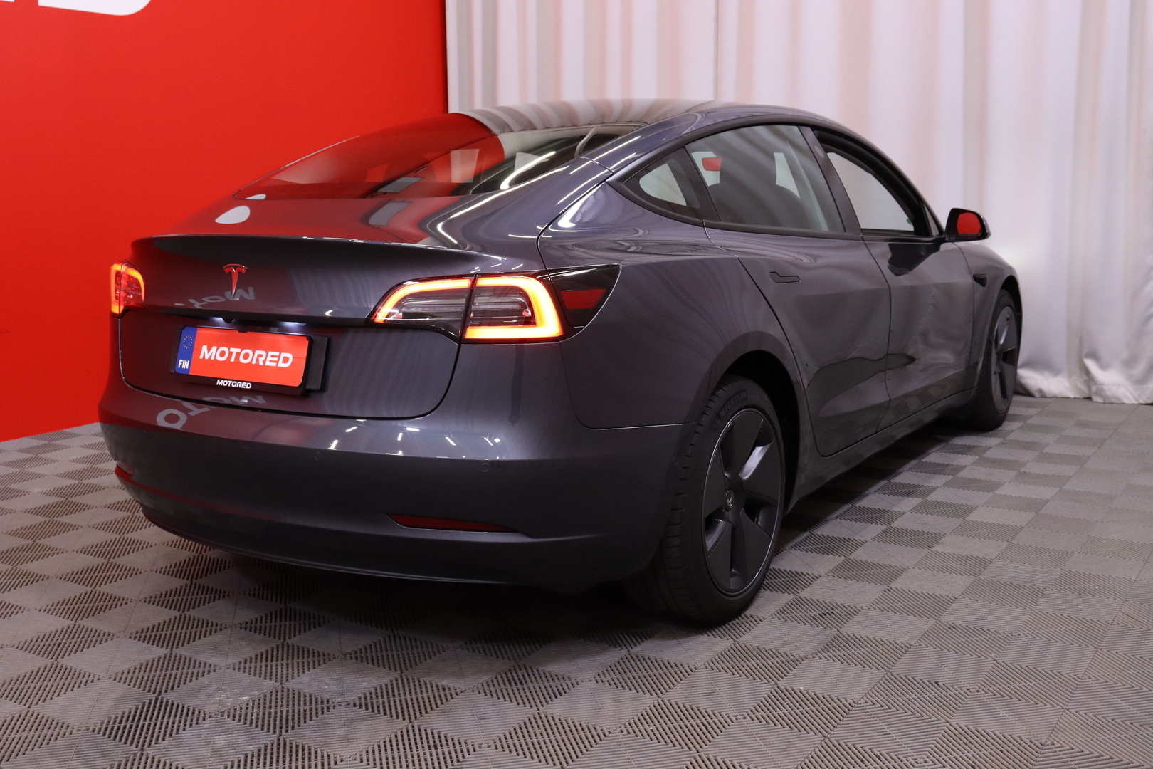 Tesla - Model 3 - Standard Range Plus - Sedan