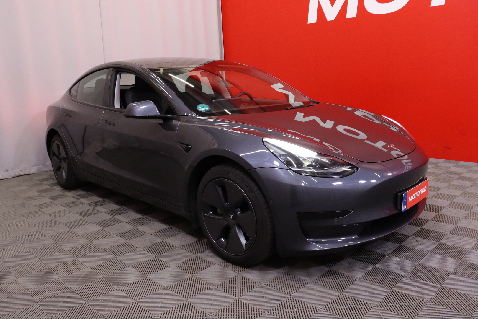 Tesla - Model 3 - Standard Range Plus - Sedan