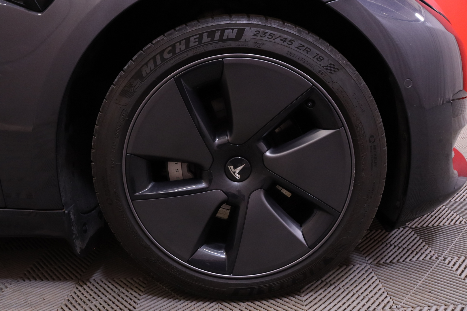 Tesla - Model 3 - Standard Range Plus - Sedan