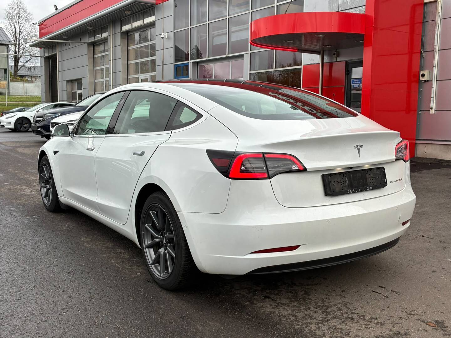 Tesla - Model 3 - Long Range - Sedan