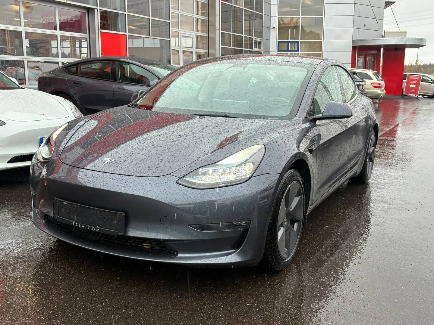 Tesla - Model 3 - Long Range - Sedan