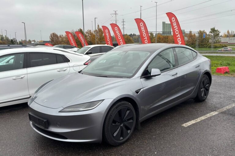 Tesla - Model 3 - RWD - Sedan