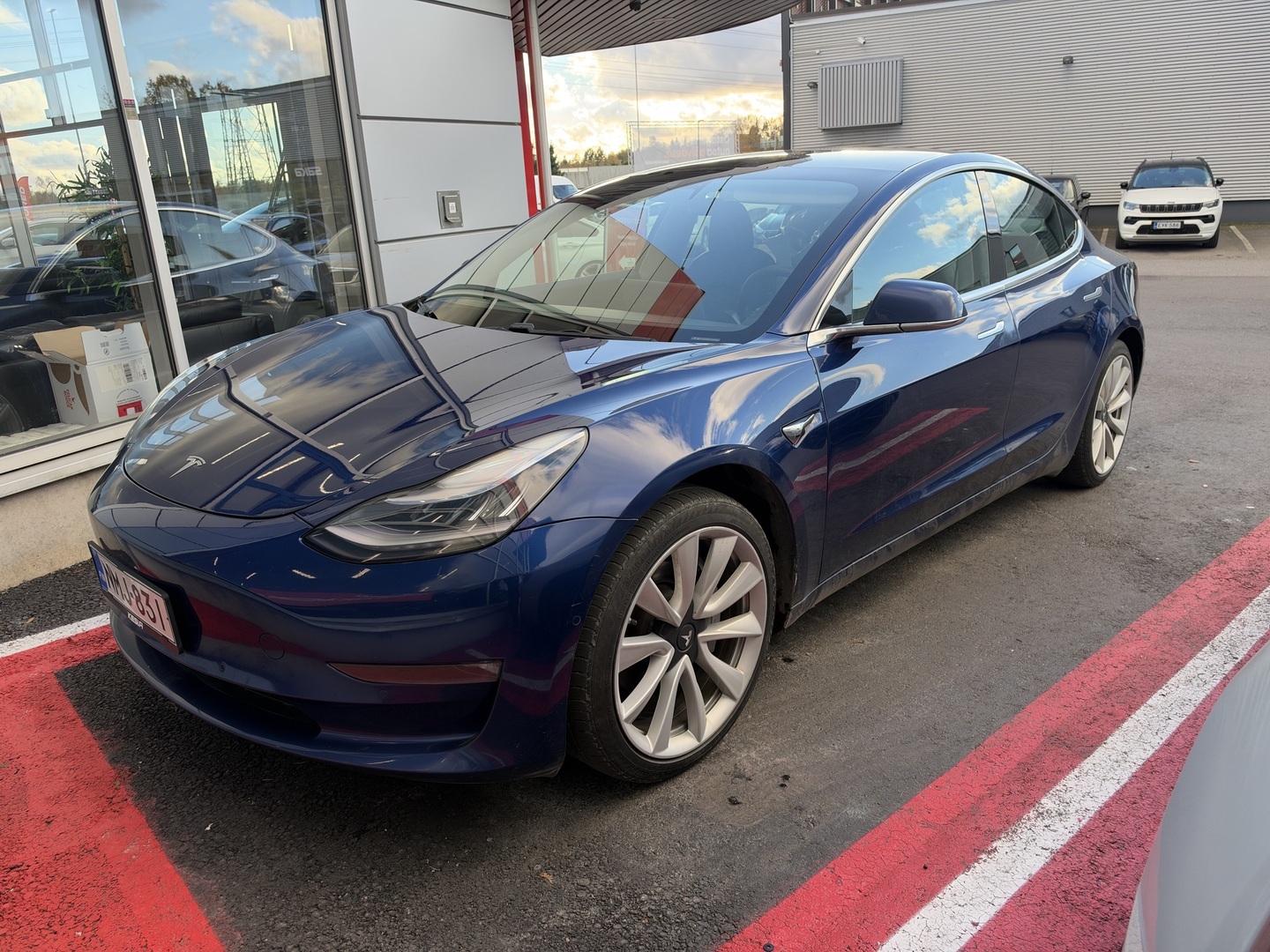 Tesla - Model 3 - Long Range - Sedan