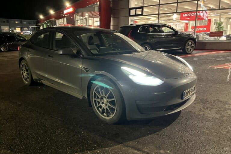 Tesla - Model 3 - Model 3 Sedan (AA) 4ov - Sedan