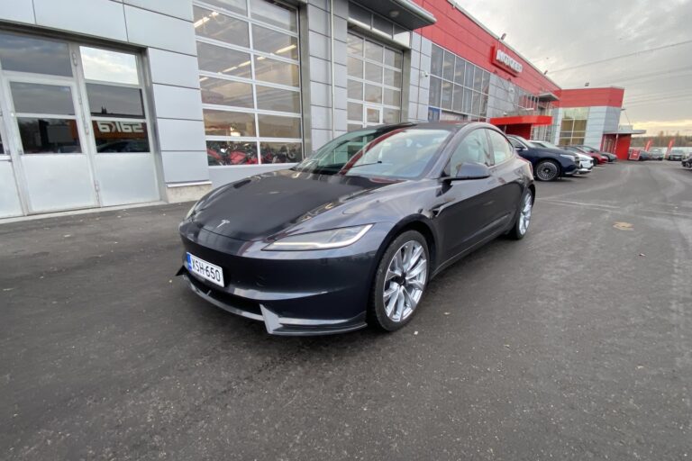 Tesla - Model 3 - Long Range AWD - Sedan