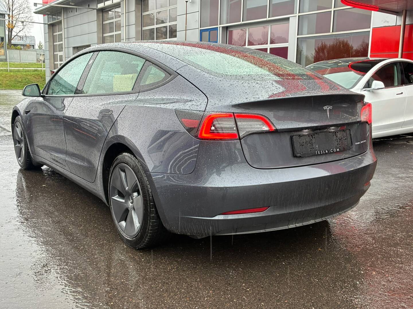 Tesla - Model 3 - Long Range - Sedan