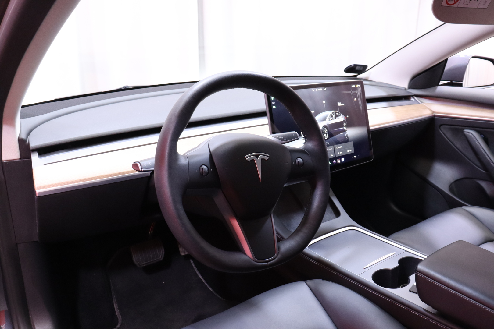 Tesla - Model 3 - Standard Range Plus - Sedan
