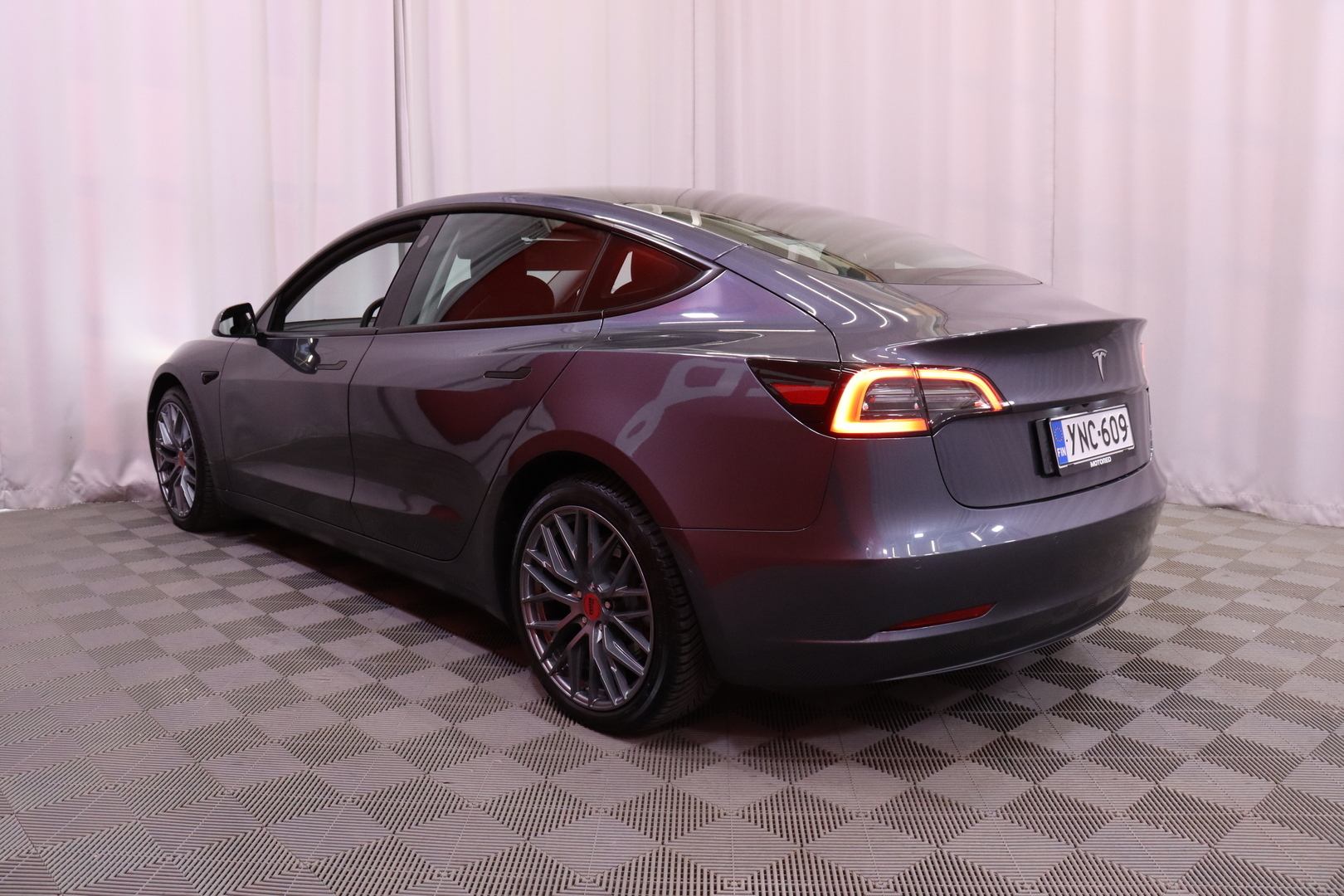 Tesla - Model 3 - Standard Range Plus - Sedan