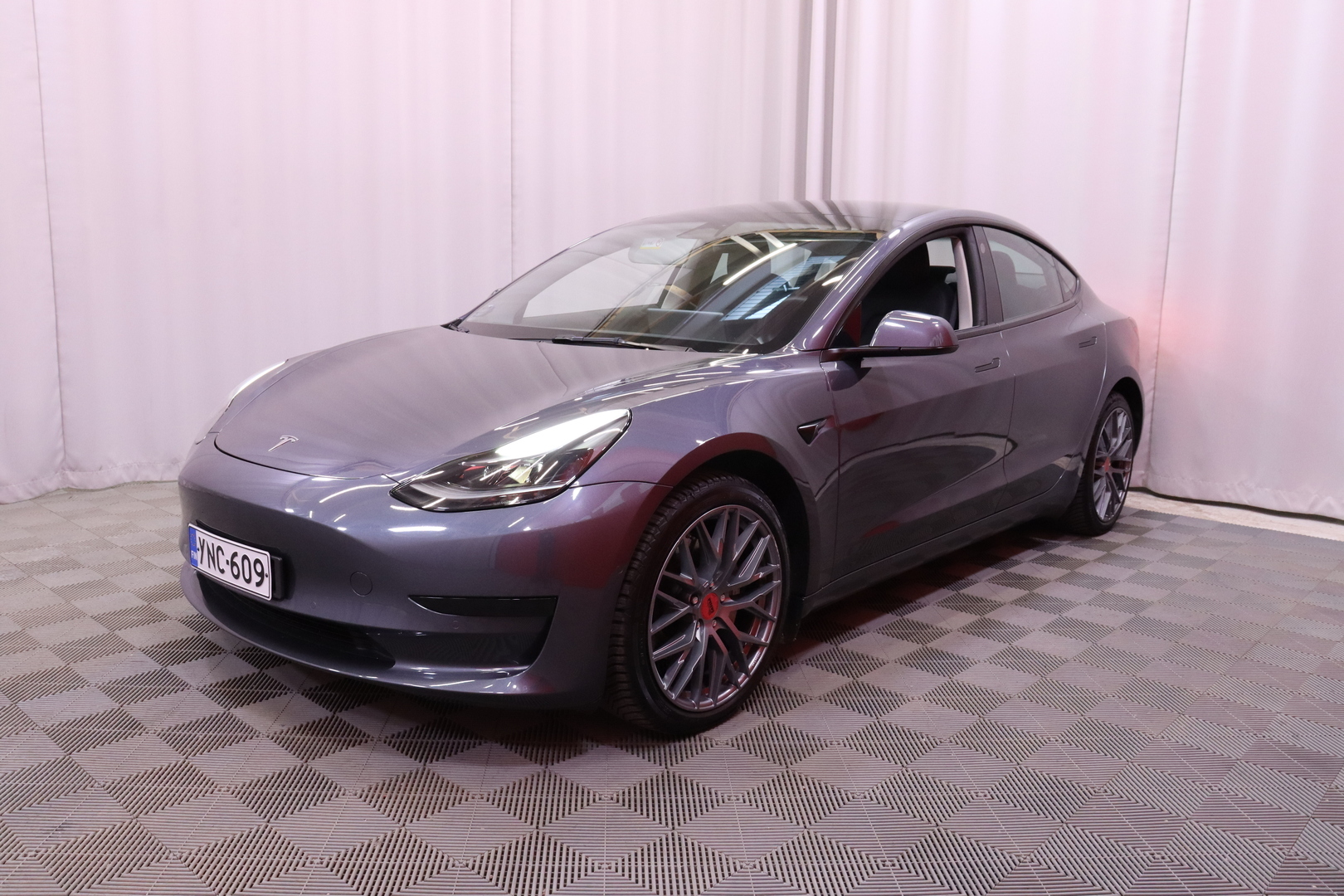 Tesla - Model 3 - Standard Range Plus - Sedan