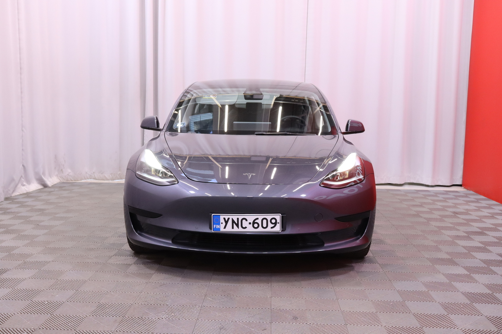 Tesla - Model 3 - Standard Range Plus - Sedan