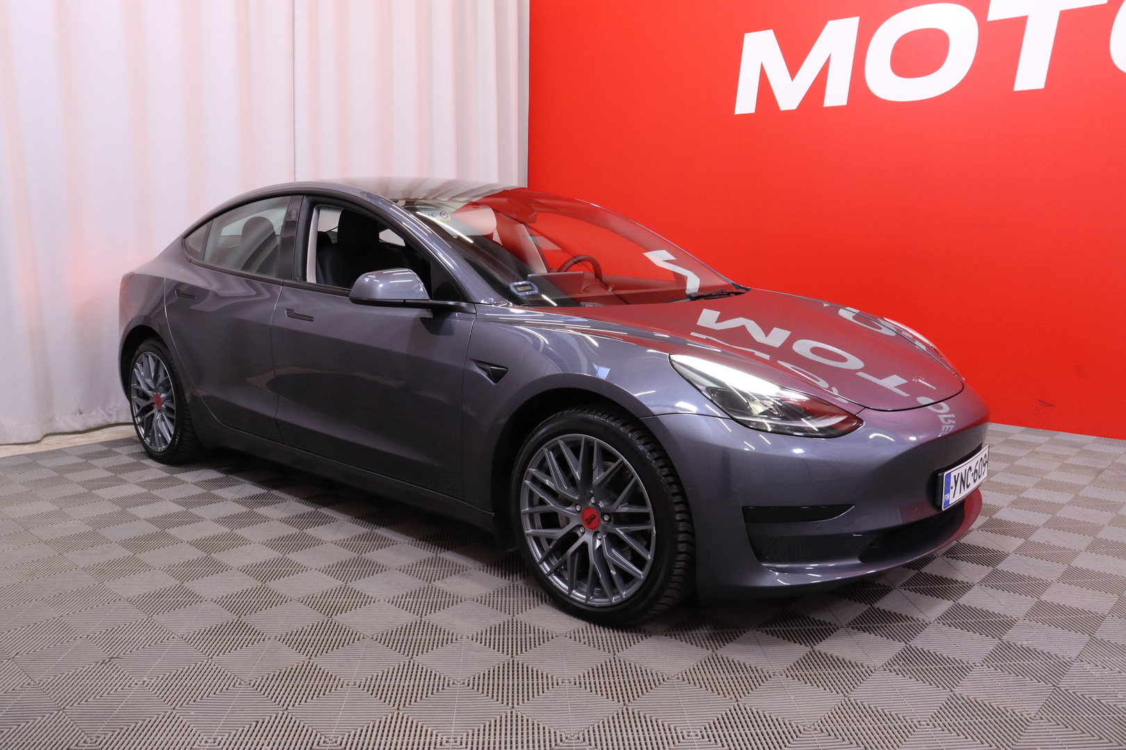 Tesla - Model 3 - Standard Range Plus - Sedan