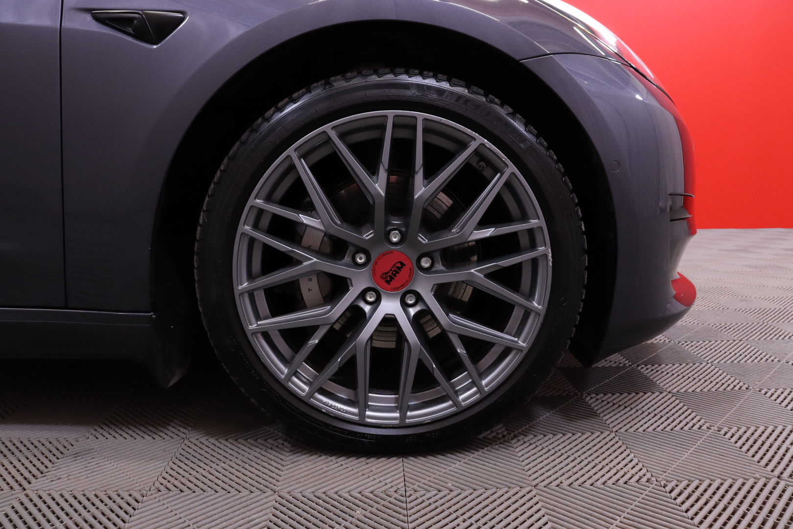 Tesla - Model 3 - Standard Range Plus - Sedan