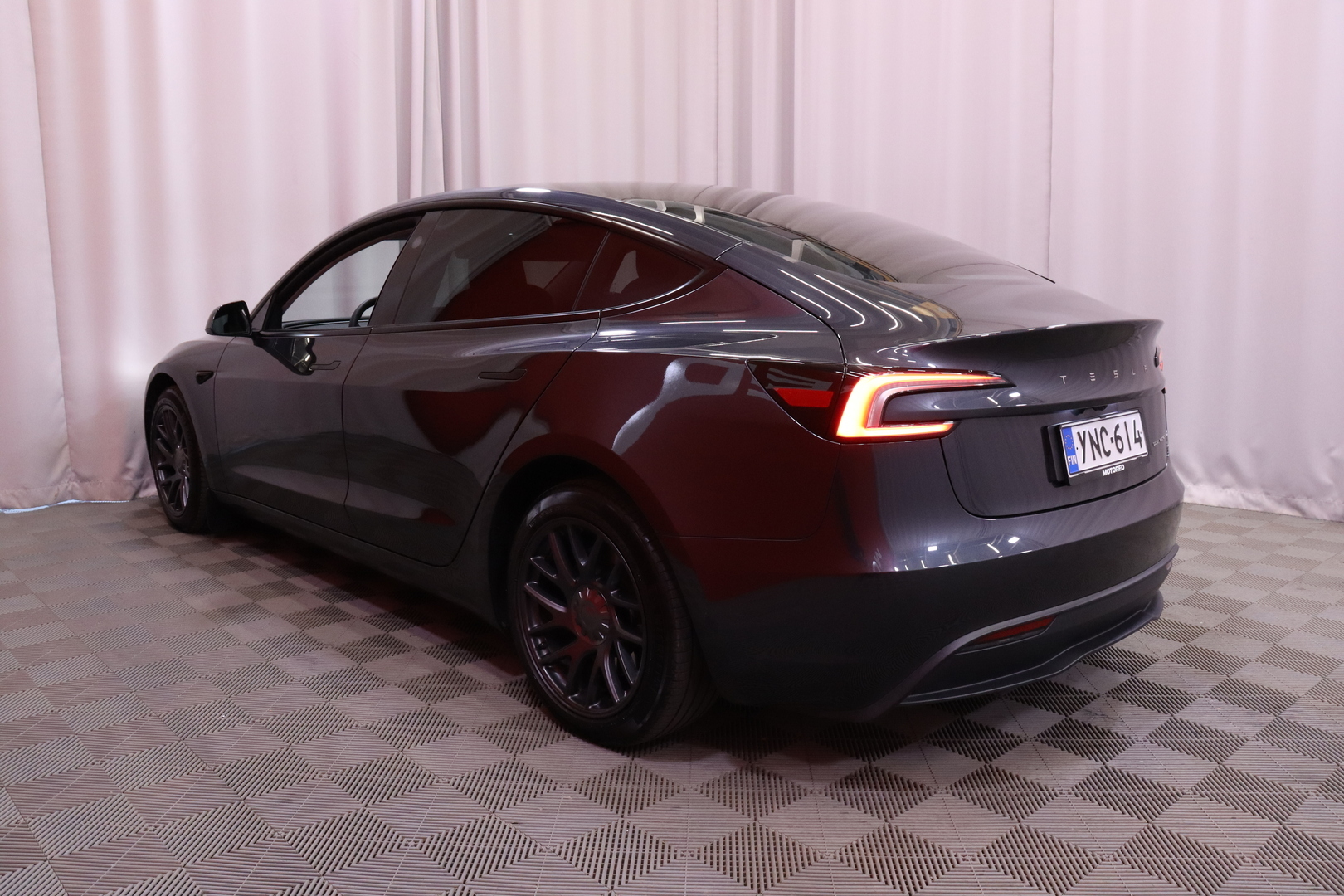 Tesla - Model 3 - Long Range AWD Highland - Sedan