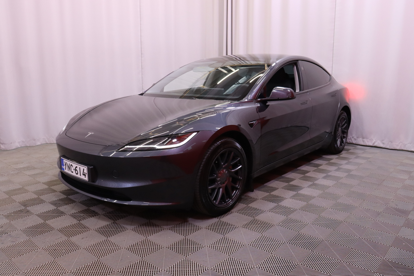 Tesla - Model 3 - Long Range AWD Highland - Sedan