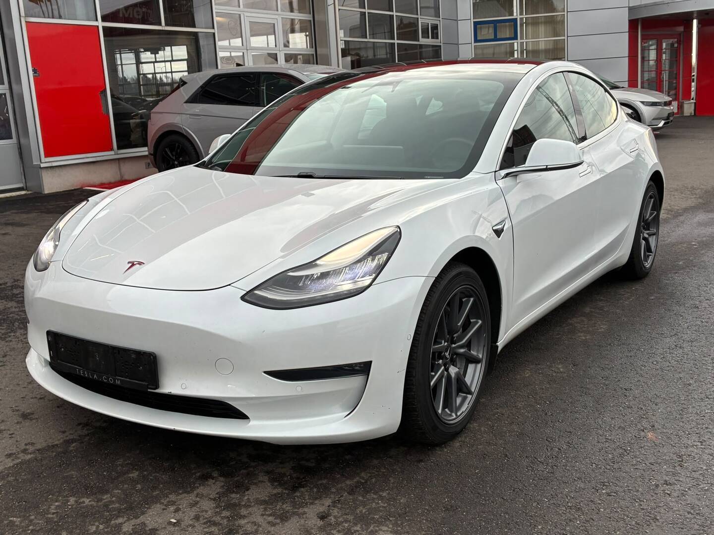 Tesla - Model 3 - Long Range - Sedan