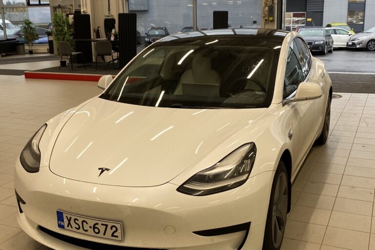 Tesla - Model 3 - Standard Range Plus - Sedan