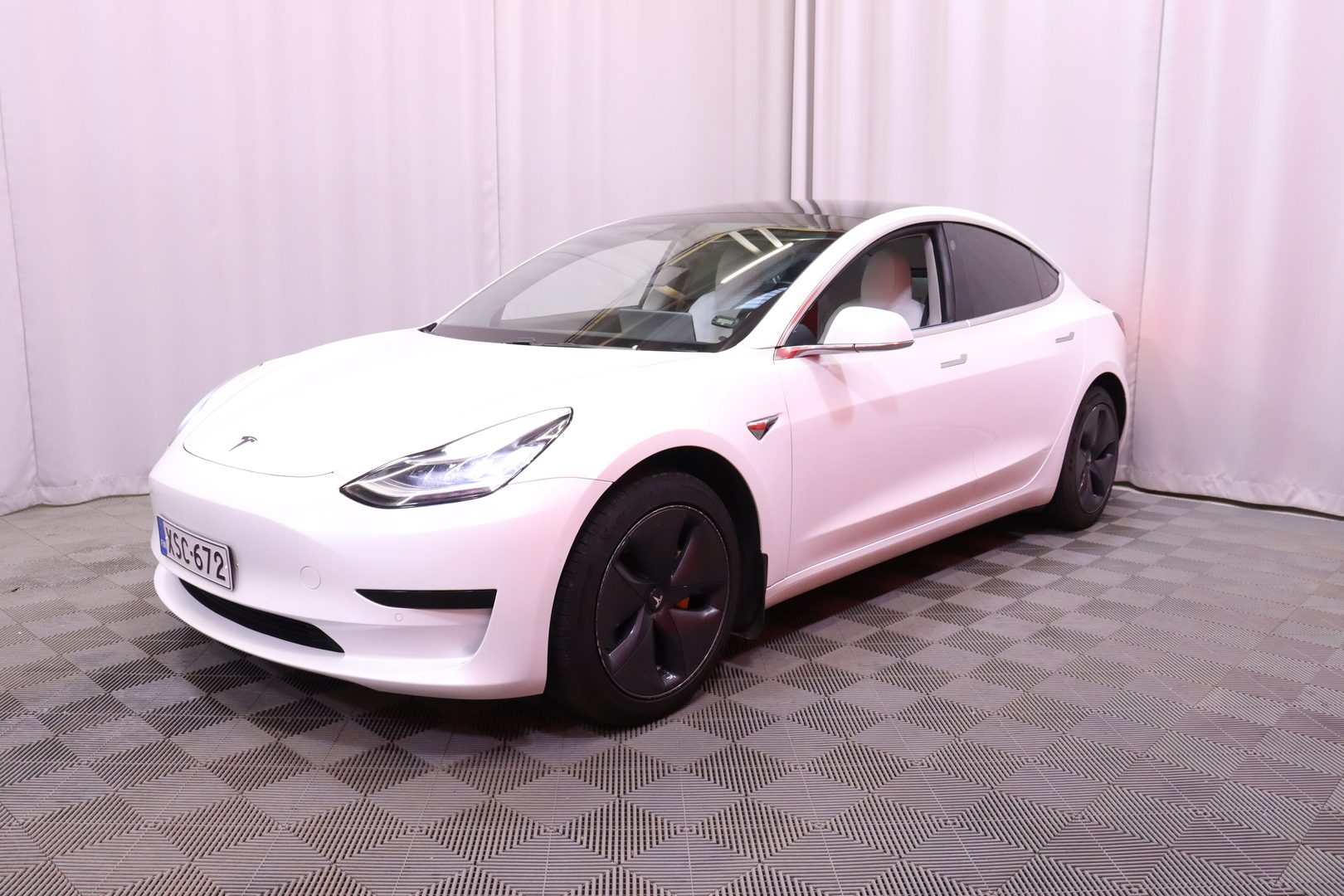 Tesla - Model 3 - Standard Range Plus - Sedan