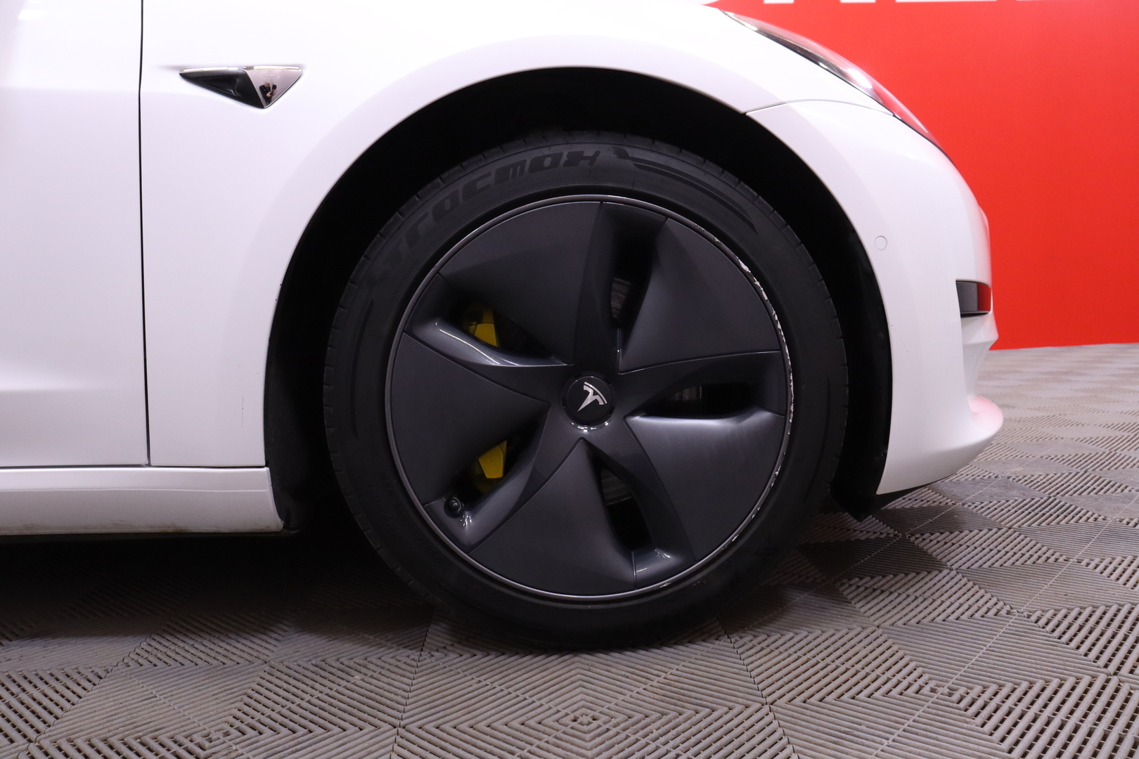 Tesla - Model 3 - Standard Range Plus - Sedan