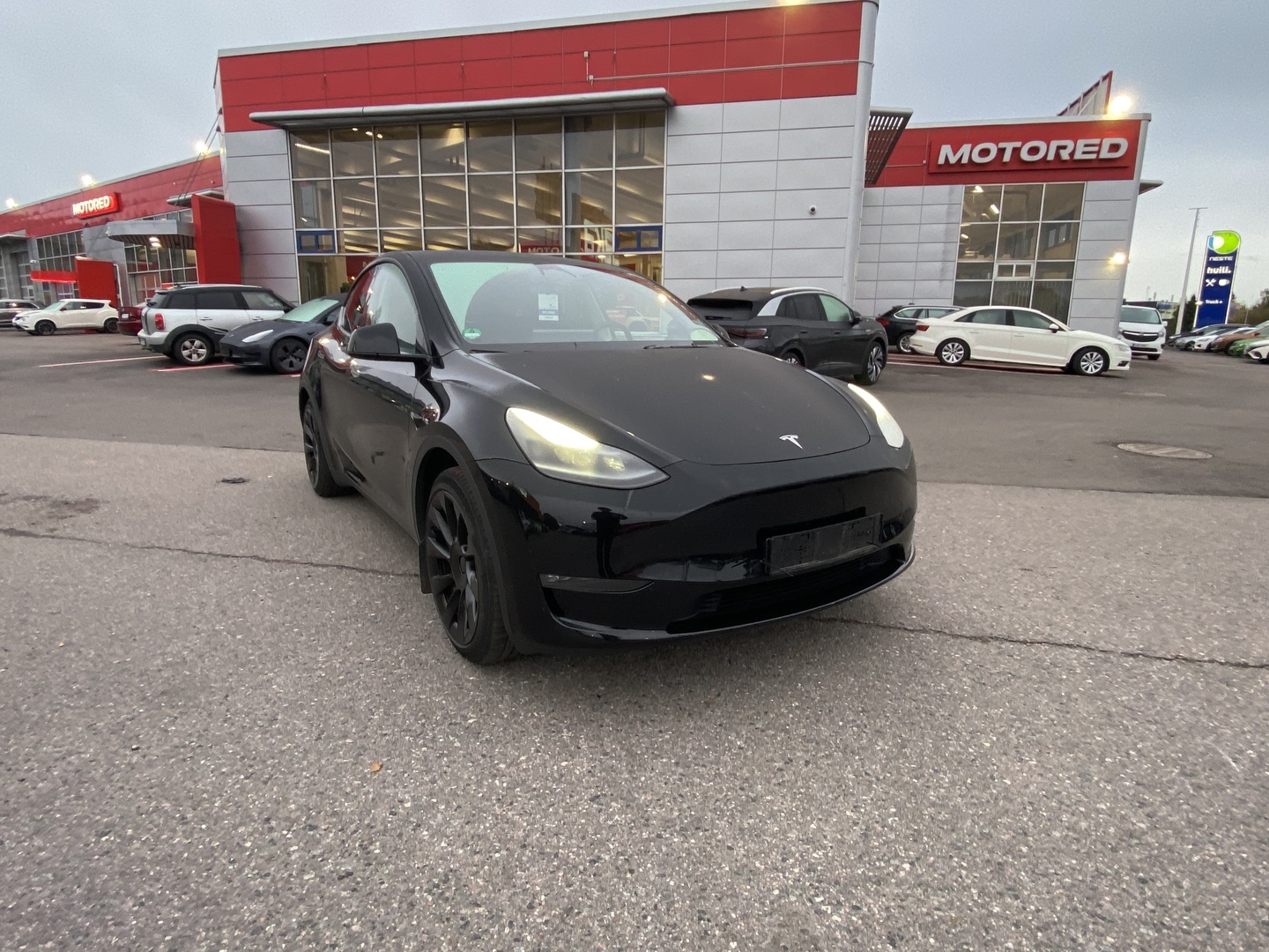 Tesla - Model Y - Long Range - Maastoauto