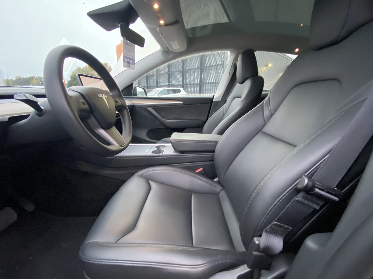 Tesla - Model Y - Long Range - Maastoauto