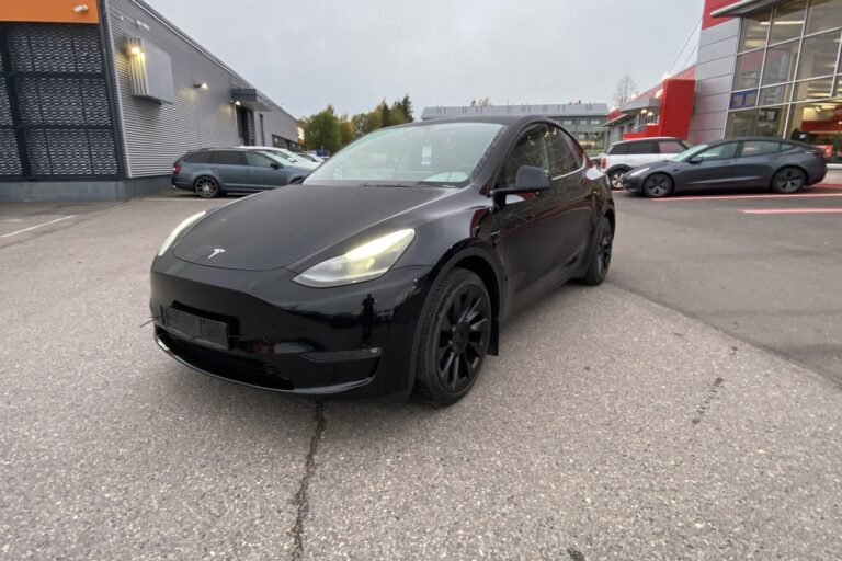 Tesla - Model Y - Long Range - Maastoauto