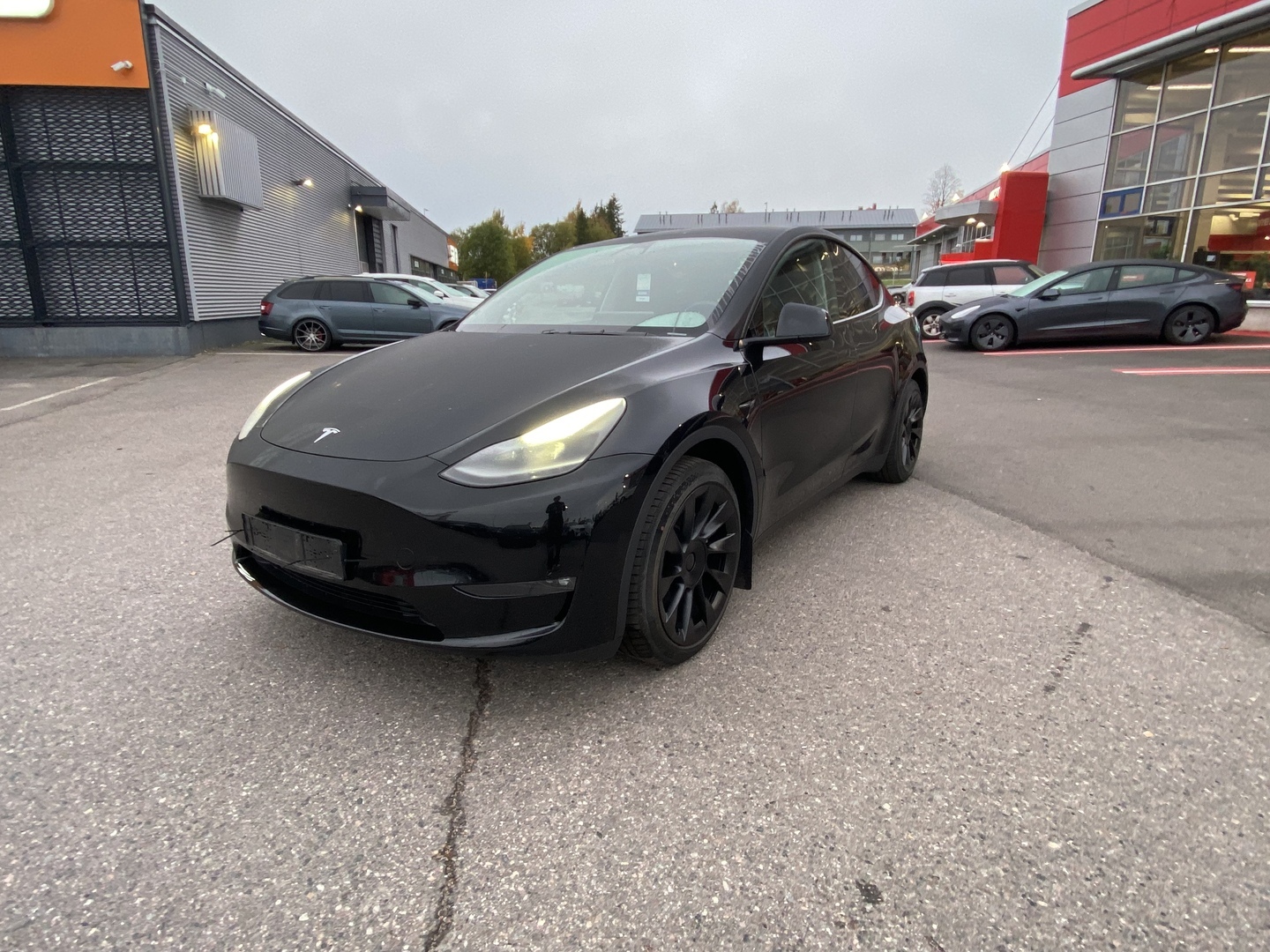 Tesla - Model Y - Long Range - Maastoauto