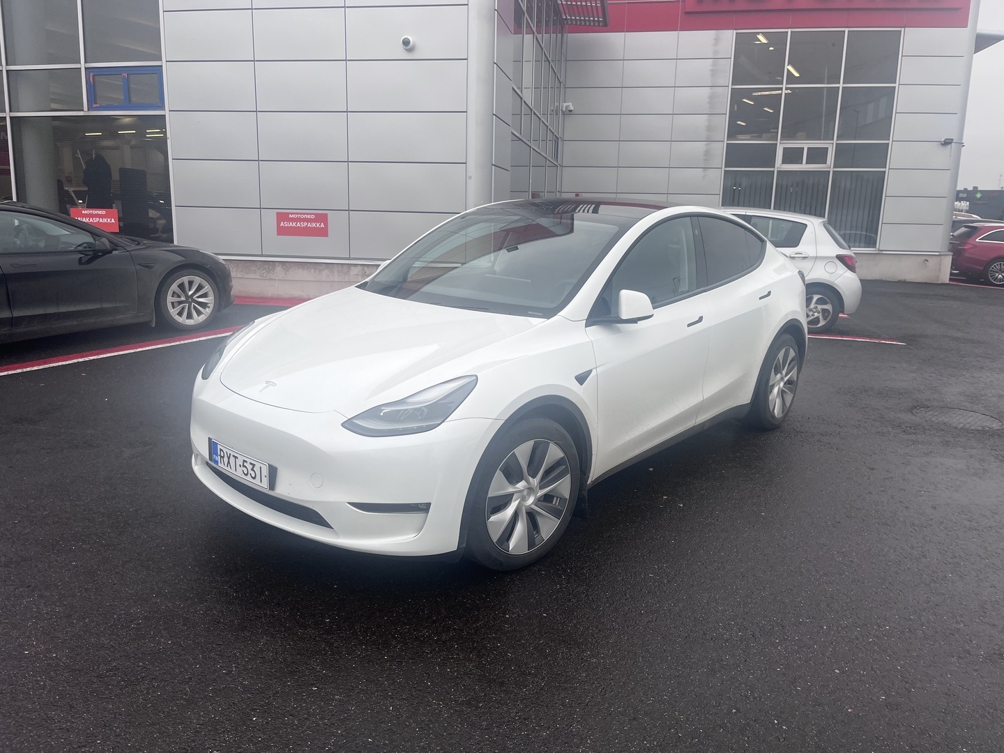 Tesla - Model Y - Long Range AWD // Autopilot / AMD Ryzen / Vetokoukku /Lasikatto / Muistipenkki / Navi / Premium Audio / ILP / Kamera // - Maastoauto