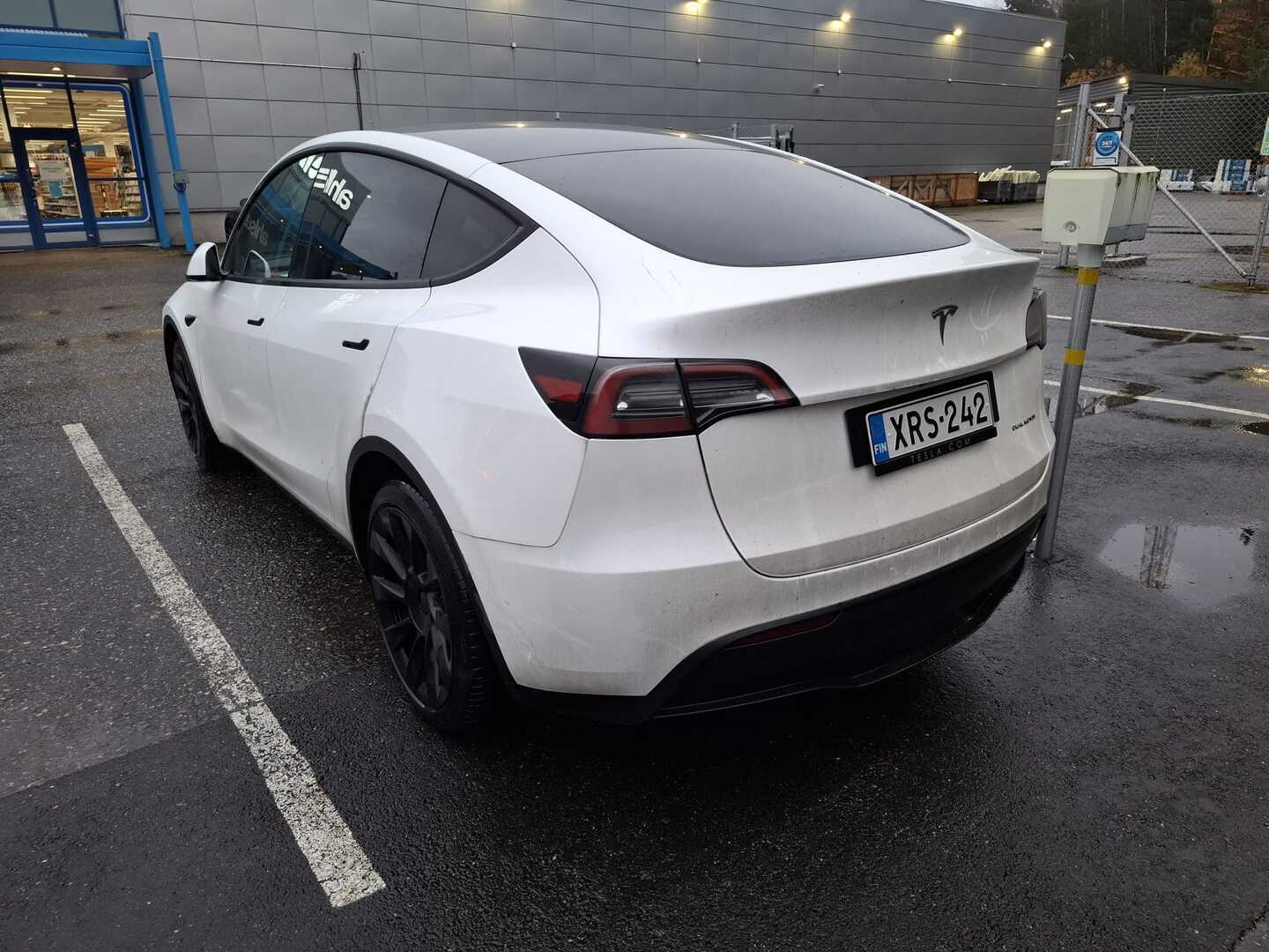 Tesla - Model Y - Long Range - Maastoauto