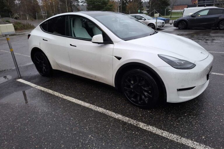 Tesla - Model Y - Long Range - Maastoauto