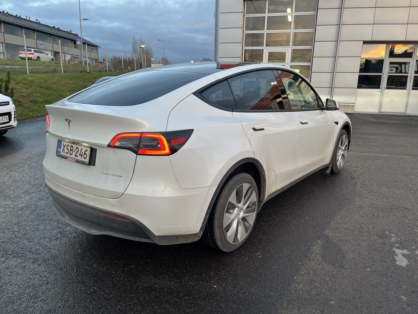 Tesla - Model Y - Long Range AWD - Tila-auto