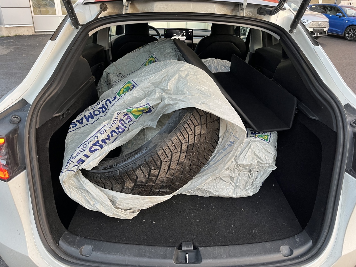 Tesla - Model Y - Long Range AWD - Tila-auto