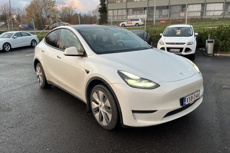 Tesla - Model Y - Long Range AWD - Tila-auto