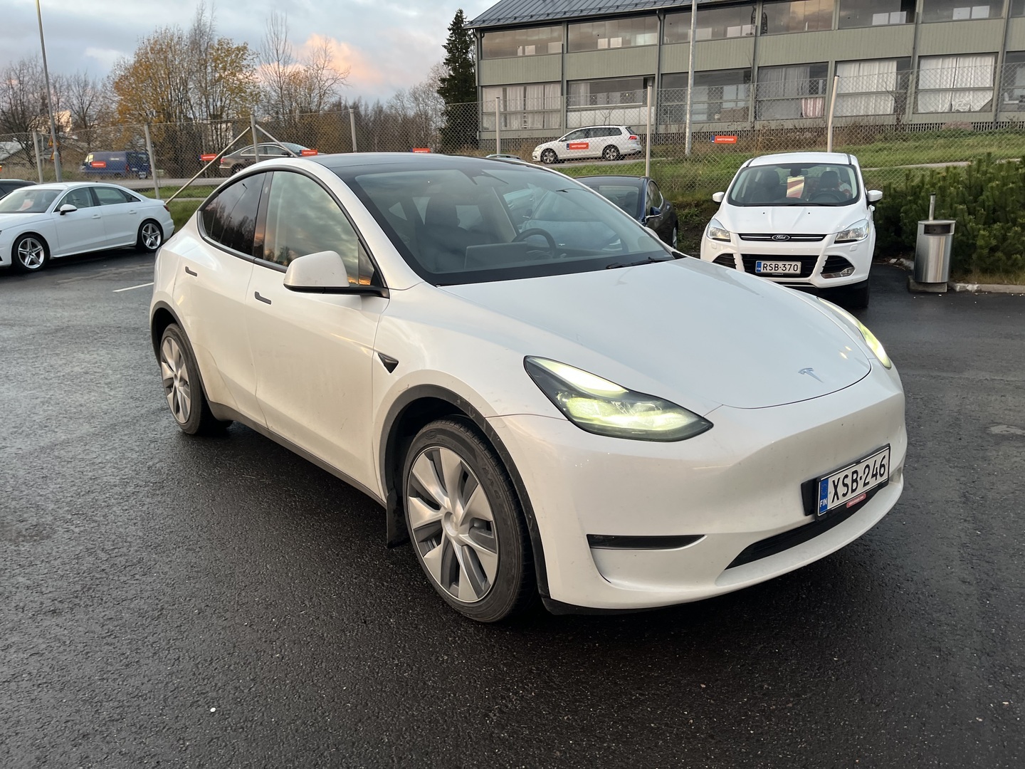 Tesla - Model Y - Long Range AWD - Tila-auto