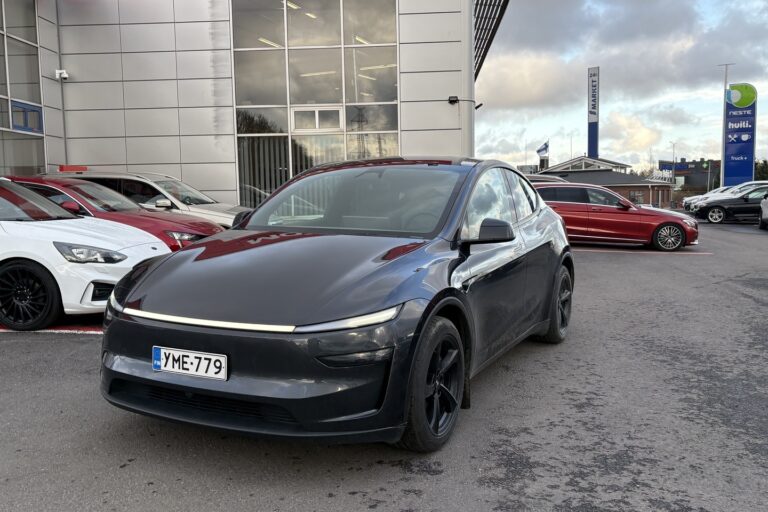 Tesla - Model Y - Premium Long Range All-Wheel Drive - Maastoauto