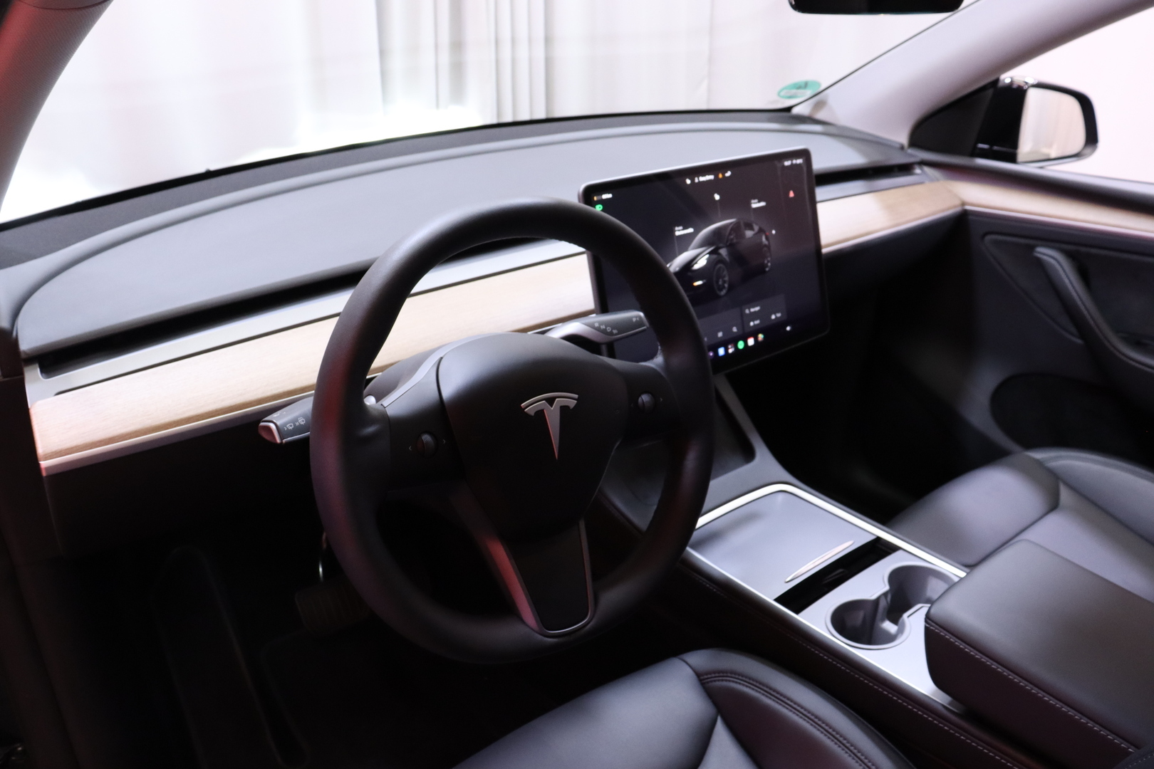 Tesla - Model Y - Long Range - Maastoauto