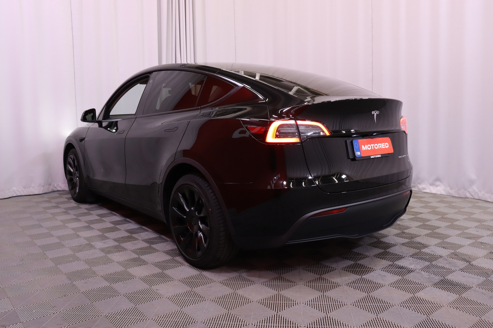 Tesla - Model Y - Long Range - Maastoauto