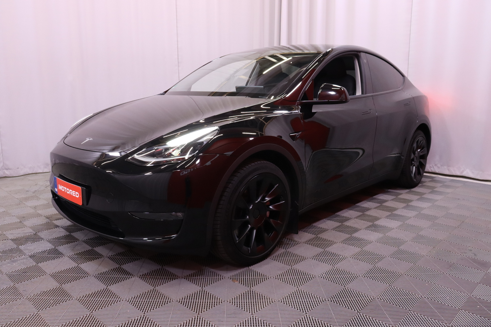 Tesla - Model Y - Long Range - Maastoauto